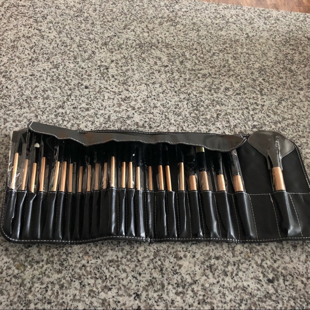 24 piece makeup brush set